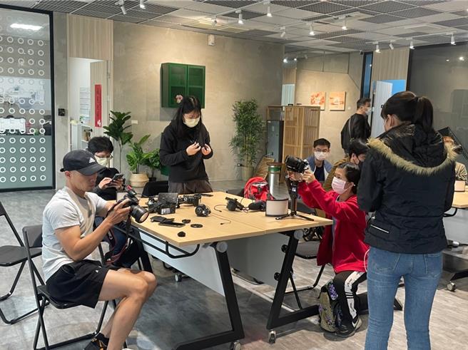 高市青年局K-TV 新媒體人才培育中心提供專業攝錄影器材、錄音設備以及多功能空間，全面免費供民眾使用，提供青年盡情發揮創意的環境。（高雄市政府青年局提供）