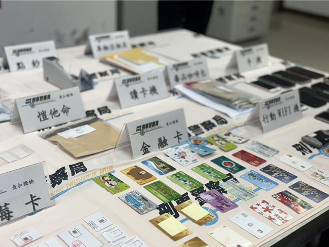 警方破获水房，查扣现金、假车牌及多张金融卡。（洪靖宜摄）