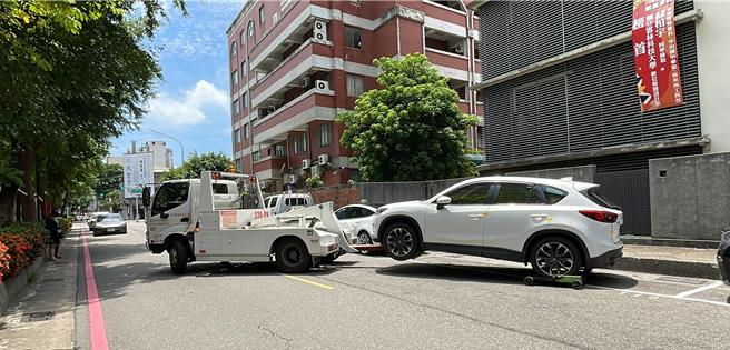 一名車主欠稅2萬元，名下休旅車被行政執行署台南分署拖吊。（寶智華攝）