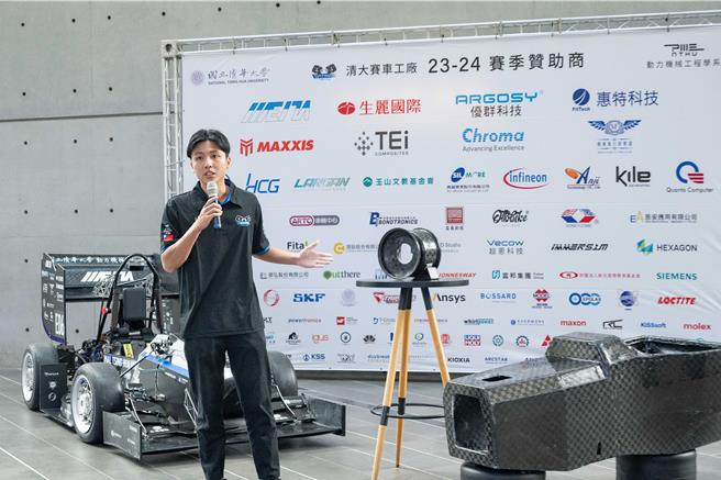 清大赛车工厂19日举办技术发表会，清大赛车工厂队长余承翰介绍第1组由台湾学生团队自制的轻量化碳纤轮框。（王惠慧摄）