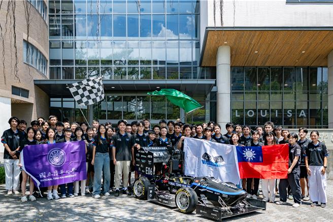 清大赛车工厂19日举办技术发表会，第8代赛车同步亮相。（王惠慧摄）