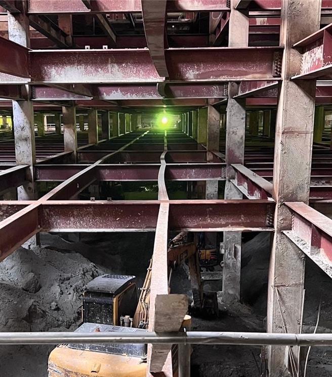 新北市议员卓冠廷脸书贴出丰采520地下室提供支撑的H型钢照片，称基地结构可能已歪斜。（撷自卓冠廷脸书／邱立雅竹县传真）
