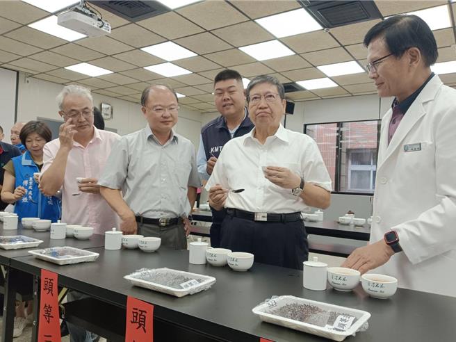 新竹县长杨文科（右二）19日表示县府对公共建设严格把关，请乡亲安心。（邱立雅摄）