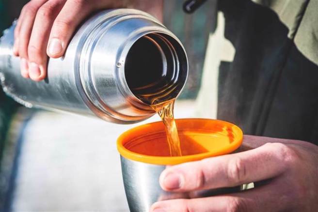 保温瓶可说是现代人生活中不可或缺的用品，但使用时仍有许多细节要注意。（示意图：shutterstock／达志）