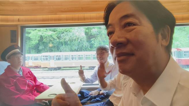 赖清德总统搭福森号小火车从阿里山车站前往祝山车站。（廖素慧摄）