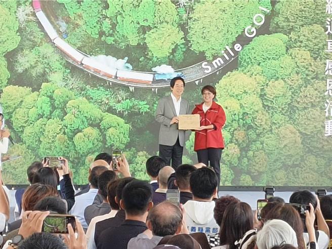 赖清德总统致感谢牌给林铁文资处长黄妙修。（廖素慧摄）