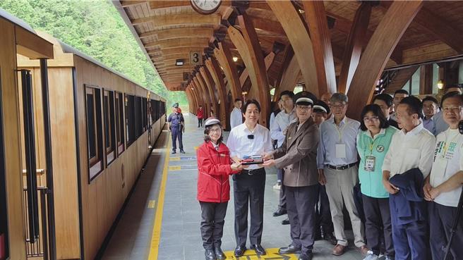 阿里山车站长廖远桥代表赠送福森号及栩悦号的超微型积木模型，赖清德总统欣然接受。（廖素慧摄）