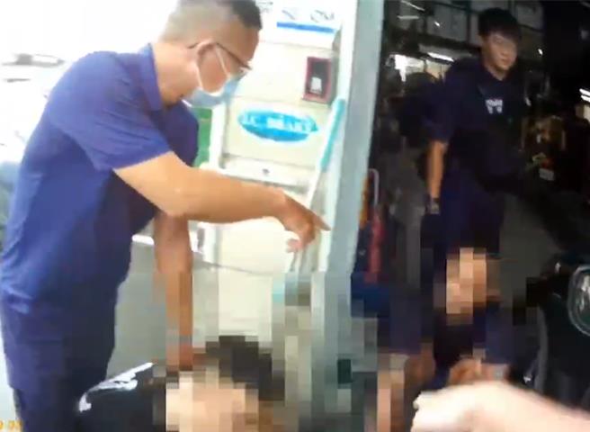 高雄一名50歲吳姓女子遭詐騙1200多萬，警方在修車廠及面交現場逮4名車手。（高市鳳山分局提供／楊舒婷高雄傳真）