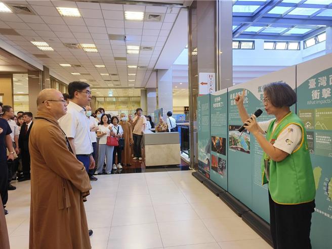 环境部为推广民眾于日常生活中实践净零绿生活，与佛光山跨界合作，于佛陀纪念馆礼敬大厅2楼设置「绿色新世代 生活微尘中的环保奇蹟」常设展，展览期间即日起至2025年11月30日止。（林雅惠摄）