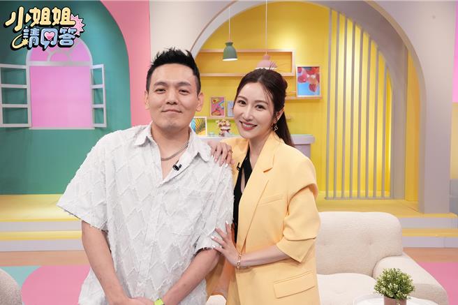 春风自揭过往感情故事，让好友曾莞婷很讶异。（TVBS提供）