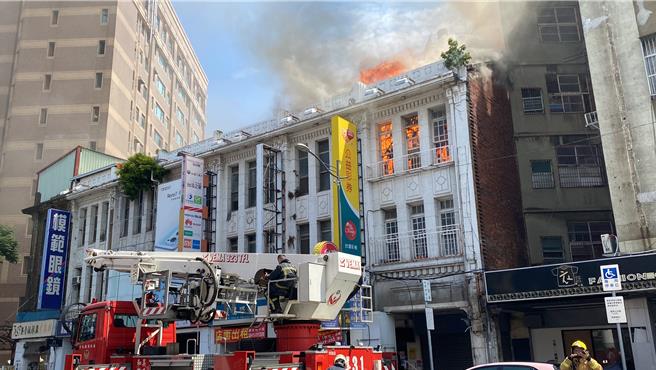 彰化市長安街18日下午發民宅火警，火勢延燒至光復路，共波及10間房子，其中有7間是興建於1930年的「八卦園旅館」。（資枓照片／孫英哲彰化傳真）