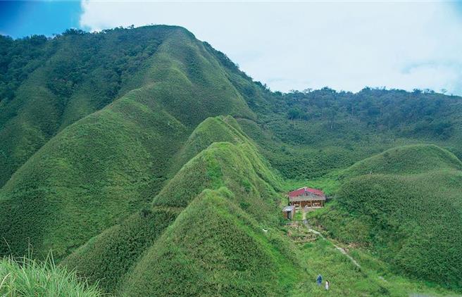 宜蘭縣礁溪鄉的抹茶山吸引許多遊客朝聖，也讓聖母登山步道湧現人潮，為了精準掌握人流，步道口設置雙向人流計數器。（林業署宜蘭分署提供）