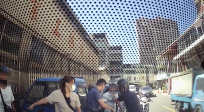 警方趁谢嫌交易毒品时逮人。（翻摄照片／洪靖宜高雄传真）