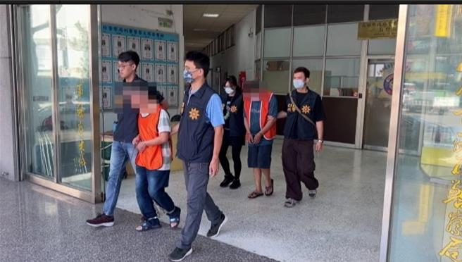 谢嫌（左）等人遭送办。（翻摄照片／洪靖宜高雄传真）