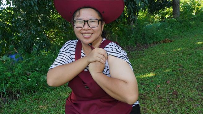 楊子賢每天務農，手臂曬得黑白分明。（寶智華攝）