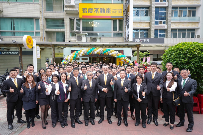 永庆加盟四品牌的联卖制度为曾彦儒团队带进眾多成交机会，不只业绩不断攀高，客户满意度也高。图片来源：永庆房产集团