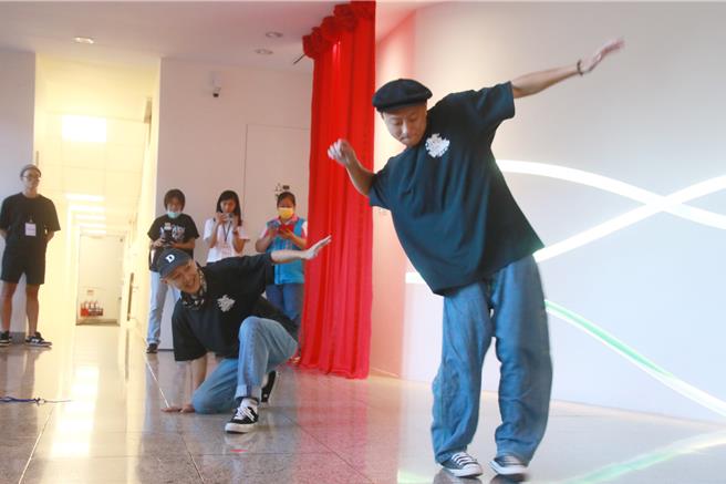 台東縣青年發展中心18日揭牌。（台東縣政府提供／蔡旻妤台東傳真）