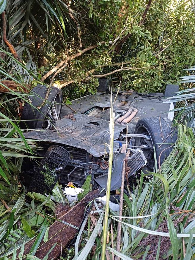 新北市平溪區今（19）日上午發生一起離奇車禍，一輛轎車在106縣道65K處因不明原因衝破路邊護欄後摔落邊坡，消防人員獲報有民眾受困，到場卻發現車上並無人在場。（翻攝畫面）