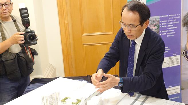 捷运冈山车站旁东基地今天举行招商说明会，吸引超过20家厂商参加，高雄市副市长林钦荣出席表示，将与西基地打造为冈山双子星。（任义宇摄）