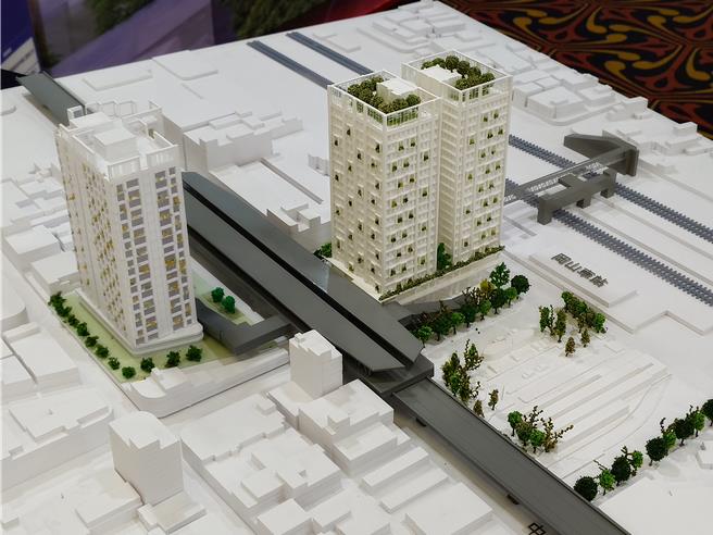 捷运冈山车站西基地联开案（左）已于日前完成招商签约，今天举行东基地招商说明会。（任义宇摄）