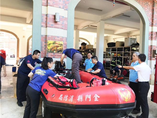 颱风旺季来临，金门县消防局长吕英华(右二)督导所属加强各项防救灾装备器材整备工作，超前部署各式人力机具。(图／金门县消防局提供)