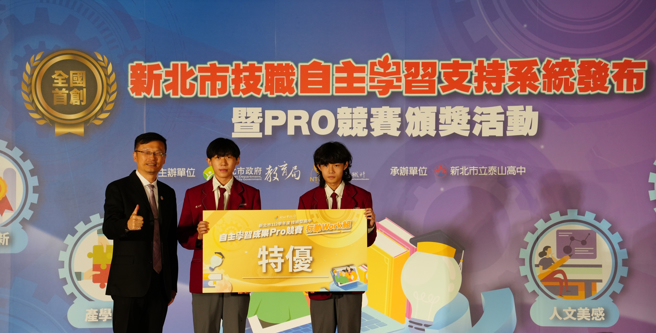 復兴商工美工科周暐杰同学(中)录取国立彰化师范大学美术系。(照片/新北市政府教育局提供)