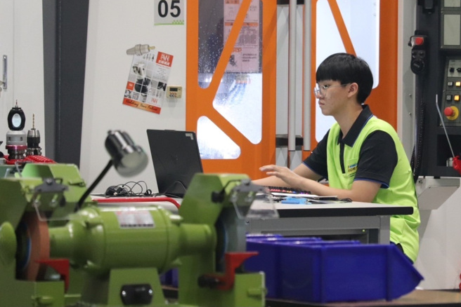 新北高工模具科林港熹同学在校期间认真学习，录取国立臺湾师范大学机电工程学系。(照片/新北市政府教育局提供)