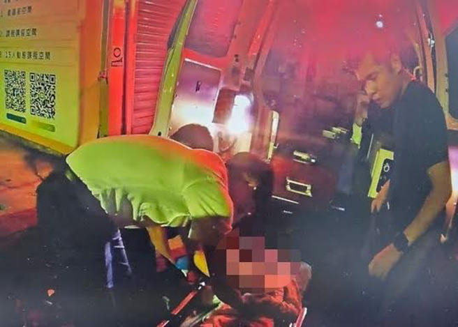 北投分局長安派出所警員張峻豪火速尋獲外出失聯的老翁，並通報救護人員到場協助送醫。( 葉庭欣/翻攝 )