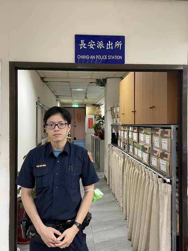 北投分局長安派出所警員張峻豪火速尋獲外出失聯的老翁，並通報救護人員到場協助送醫。( 葉庭欣/翻攝 )