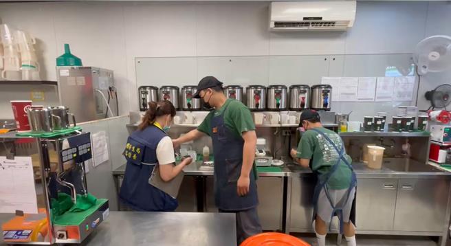 桃園市衛生局今日至八德某手搖飲店稽查。（桃園市衛生局提供）