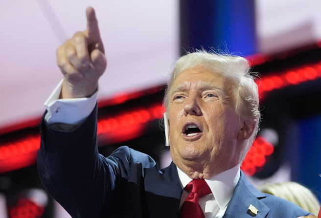 诺贝尔经济学奖16位得主联名发表公开信，警示如果川普重新当选，可能为美国带来通膨再度生温等经济风险。（美联社）