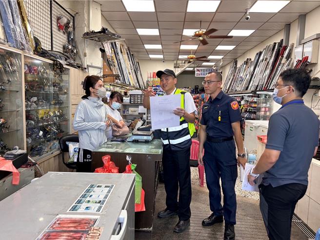 台中港务警察总队于18日偕同交通部航港局中部航务中心针对台中港周遭钓具行向游客宣导，吁勿擅闯管制区。（照片由台中港务警察总队提供）