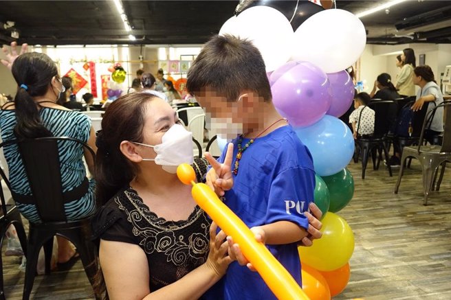 小光从伊甸东港早疗中心毕业，将转衔到一般幼儿园，妈妈既紧张又充满期待。（罗琦文摄）