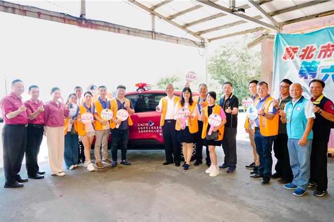 新北市消防局第六大队辖区涵盖九份老街、黄金瀑布等景点，因巷弄狭小增加救灾救援难度，永旭希望工程慈善鞋会感念消防救灾不易，今（19）日捐赠灾情勘查车一辆，盼能提升当地救灾能量。（新北市消防局第六大队提供）