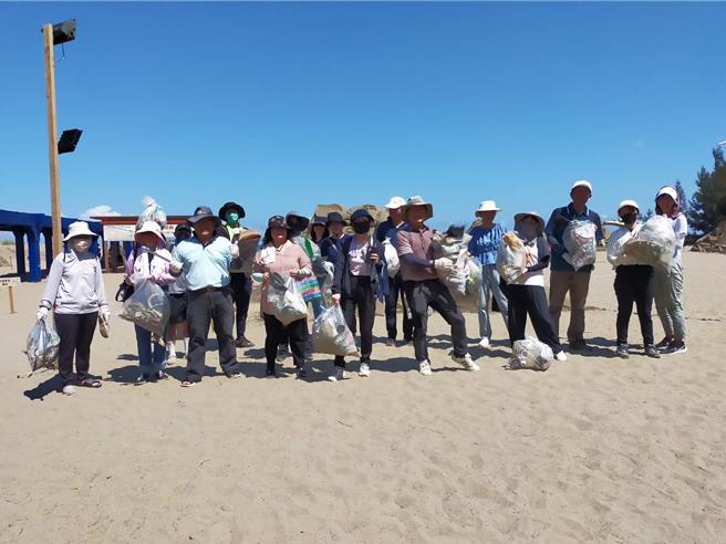 2024通霄沙雕藝術節自7月6日開放參觀，苗栗縣政府文觀局動員全局員工淨灘。（苗栗縣政府提供／謝明俊苗栗傳真）