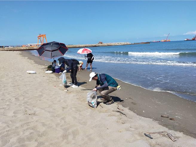 2024通霄沙雕藝術節自7月6日開放參觀，苗栗縣政府文觀局動員全局員工淨灘。（苗栗縣政府提供／謝明俊苗栗傳真）