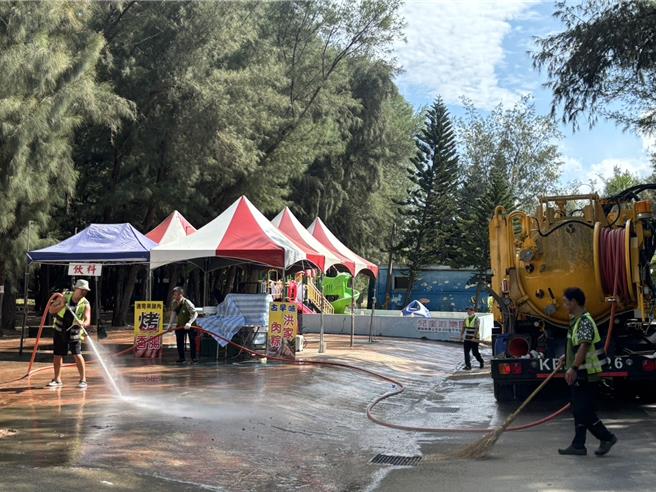 2024通霄沙雕藝術節自7月6日開放參觀，通霄鎮公所出動乾濕兩用水車沖洗觀景廊道及外圍區域。（苗栗縣政府提供／謝明俊苗栗傳真）
