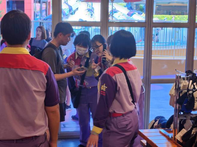 微软系统崩溃影响日本大阪环球影城，工作人员协助游客解决购买问题。（读者提供）
