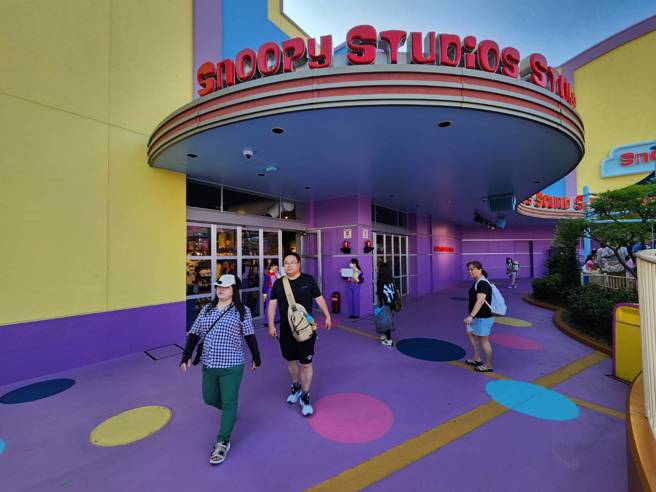 微软系统崩溃影响日本大阪环球影城，工作人员协助游客解决购买问题。（读者提供）