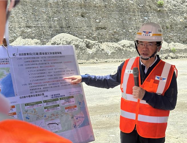 交通部长李孟谚今视察台8线、台9线苏花公路及铁路北迴线状况，说明台铁增设监视器等安全系统。（王志伟摄）