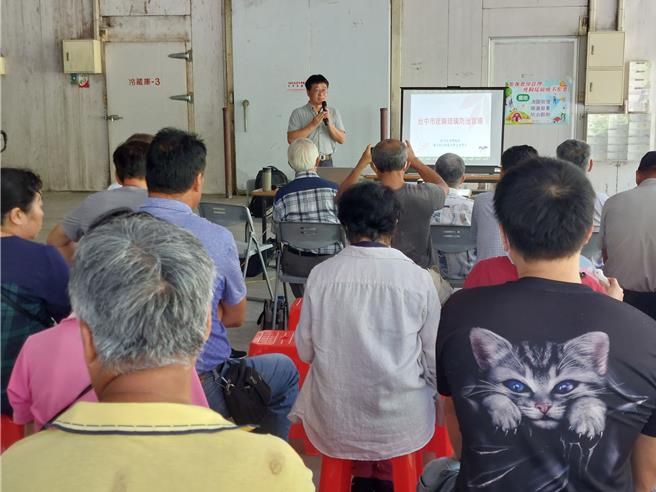 为降低疣胸琉璃蚁对农作採收过程的干扰，中市农业局辅导雾峰、大里和太平农会产销班进行共同防治，日前于雾峰举办首场研习会，请彰化师范大学教授林宗岐宣导防治方法，并示范正确使用友善环境的液态饵剂。（中市农业局提供／潘虹恩台中传真）