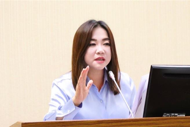 行政院长卓荣泰针对川普「保护费」说法宣称「台湾愿付更多责任」，立委马文君在脸书发文嘲讽「买的武器还没来，新帐单倒先来」？（立委马文君提供／杨静茹南投传真）