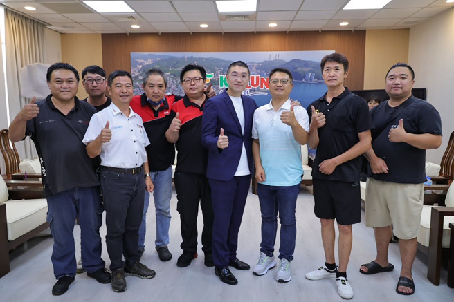 谢国梁与青年机车行代表共商「电动机车友善车行」政策 会中达成两点共识（图/基隆市政府提供）