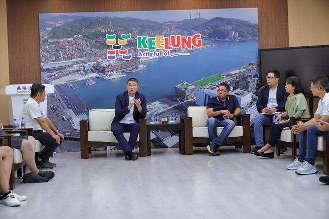 谢国梁与青年机车行代表共商「电动机车友善车行」政策 会中达成两点共识（图/基隆市政府提供）