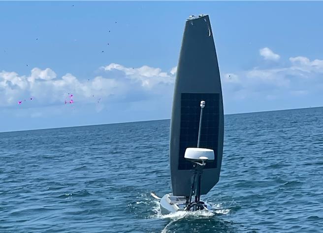 2024年7月19日澎湖县／无人水面载具漂流澎湖目斗屿海域，19日近午被渔民发现。（谢宏育提供／许逸民澎湖传真）