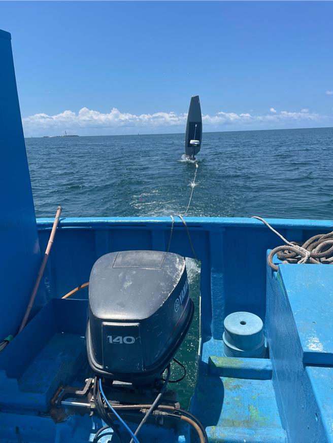 2024年7月19日澎湖县／无人水面载具漂流澎湖目斗屿海域，19日近午被渔民谢宏育发现，通报海巡并拖带回吉贝港。（谢宏育提供／许逸民澎湖传真）