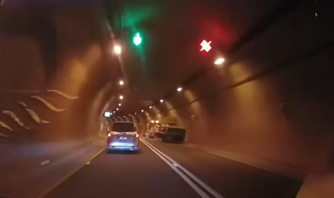 台62甲隧道內昨(18)日發生一起車禍，有工人在施工時遭到轎車撞飛。（圖／翻攝自記者爆料網）