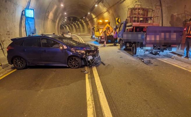 台62甲隧道內昨(18)日發生一起車禍，有工人在施工時遭到轎車撞飛。（圖／翻攝畫面）