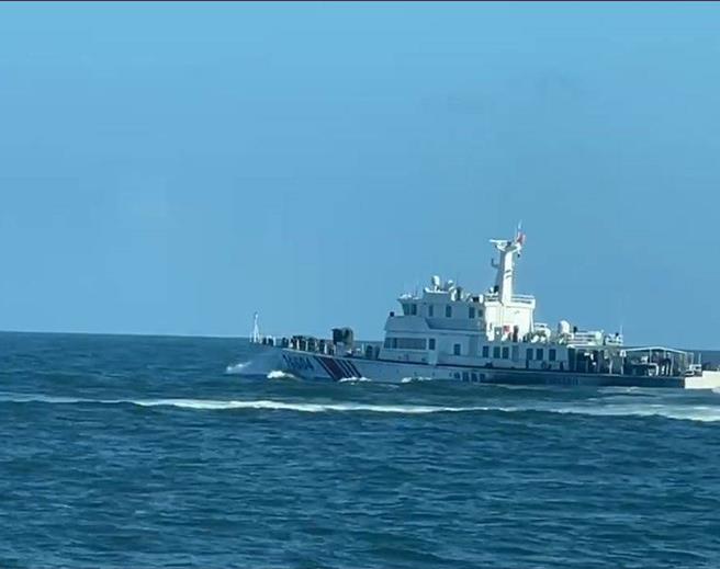 4艘大陸海警船今日下午14時許再度侵擾金門南面限制水域，海巡署金馬澎分署監偵立即調度4艘巡防艇全程對應驅離。(圖／海巡署提供)