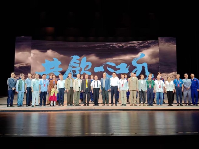 「两岸情怀」需要有更多容身之地。图为原创话剧「共饮一江水」，在厦门沧江剧院再次上演。（图/金津摄）